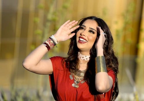 شاهد الفيديو : الفنانة اليمنية بلقيس تُثير ضجة بعد ظهورها ترقص بهذا المعطف وسط دبي