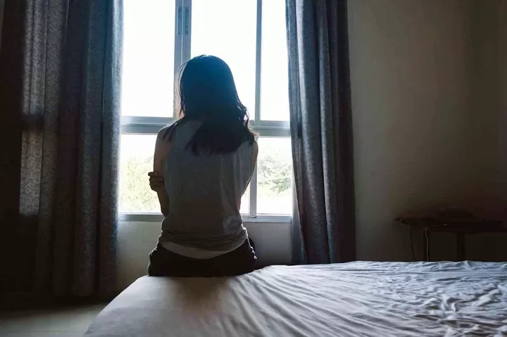 كانت تجد رسالة كل ليلة على سريرها بعد سفر زوجها وعندما اخبرته بعد عودته كشف لها السر الصادم