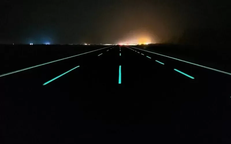 شاهد: أول تجربة للدهان المضيء على الطرق السريعة في المملكة.