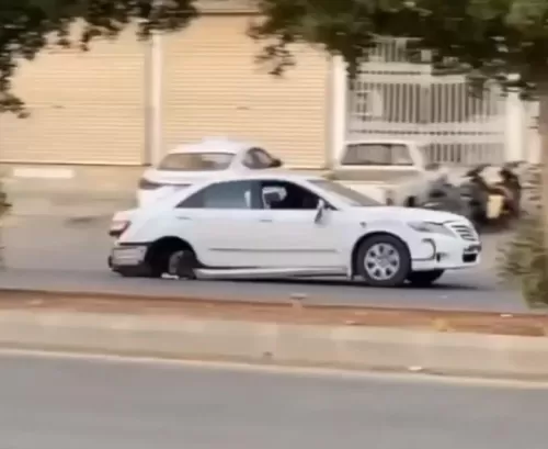 فيديو لسعودي يفحط بسيارته في الرياض وهي بدون كفرات