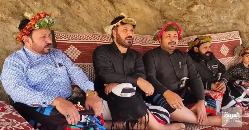 لن تصدق أن هذا في السعودية.. سعوديون يأكلون من الشجر والاعشاب