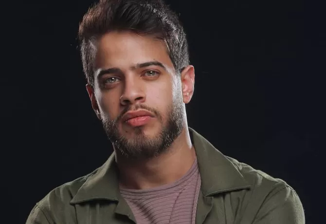 شــاهد فيديو مؤثر لأدهم نابلسي وهو يأُم المصلين في المسجد بتلاوة مذهلة