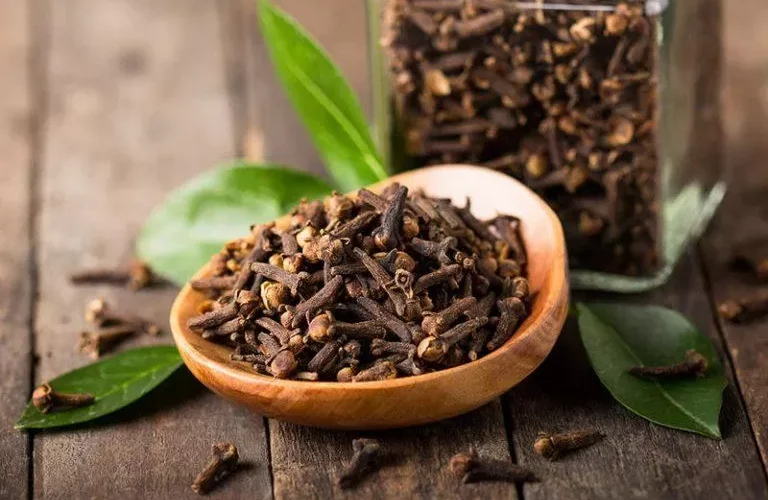 لهذا السبب لن تستغني عن ملعقة القرنفل كل صباح بعد اليوم؟