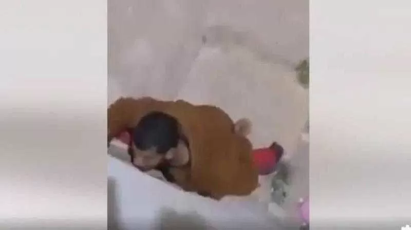 حارس جامعة البنات يتجسس على الطالبات داخل الحمامات (فيديو)