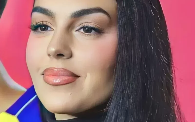 جورجينا تستعرض جسدها بإطلالة مثيرة وملابسها حديث الجمهور السعودي