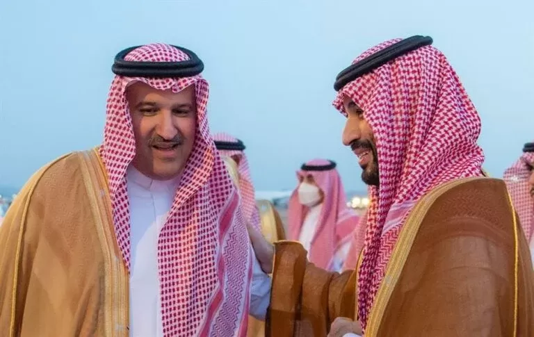 شاهد رد فعل أمير المدينة المنورة عندما حاول ولي العهد تقبيل يده في مطار الأمير محمد بن عبدالعزيز