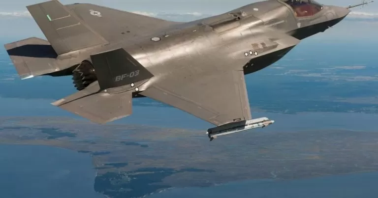 شاهد.. إنزال جوي من “إيل-76” بعدسة مظلي