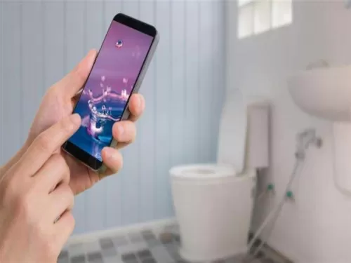 لهذه الأسباب..احذر من إدخال هاتفك إلى الحمام