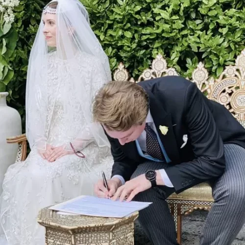 شاهد شقيقة الملك الهاشمي تصدم الجميع بهذه الصور ومصادر تكشف حقيقة جنسية زوجها وديانته