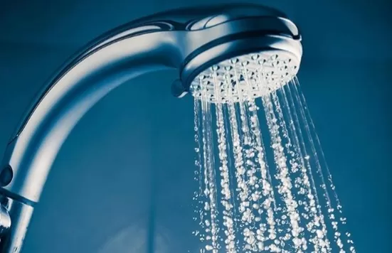 طبيبة شهيرة تكشف عن عادة مقززة تقوم بها النساء في الحمام تفتك بالرجال