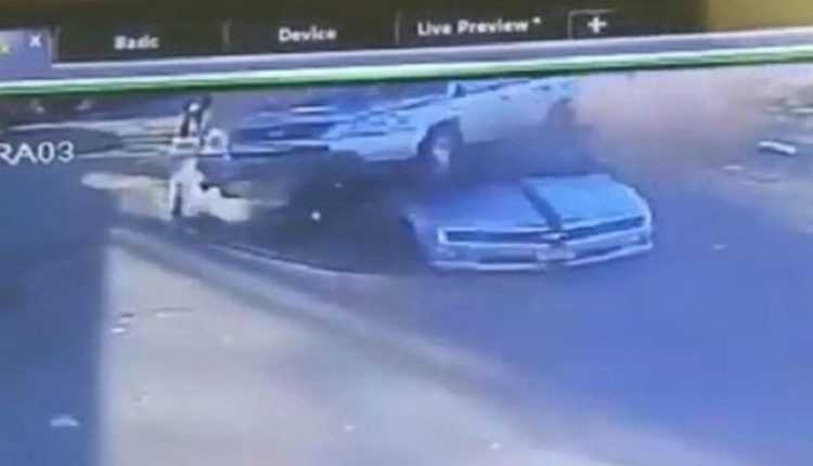 حادث غريب .. شاهد: سيارة مسرعة تطير في الهواء وتعتلي سيارة أخرى وتدهس عامل محطة بنزين بـ”القصيم” !