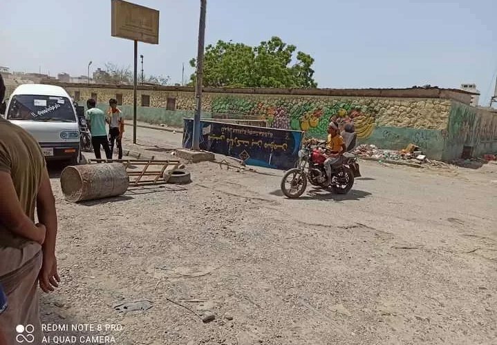 محتجون يقطعون طريق رئيسي في المنصورة وقوات أمنية تقمعهم بعنف وتفتح الطريق بالقوة .. تفاصيل
