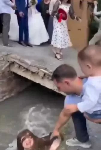 لحظة سقوط فتاة داخل بالوعة أثناء تصويرها حفل زفاف صديقتها – فيديو