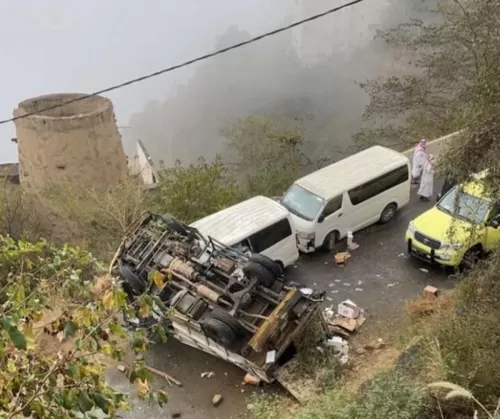 فيديو مروع للحظة سقوط شاحنة من قمة جبل في السعودية ووفاة كل من كانو فيها