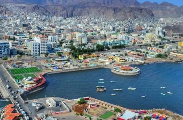 مصادر تكشف السبب الحقيقي لانسحاب القوات الاماراتية بشكل مفاجئ من قصر معاشيق في عدن