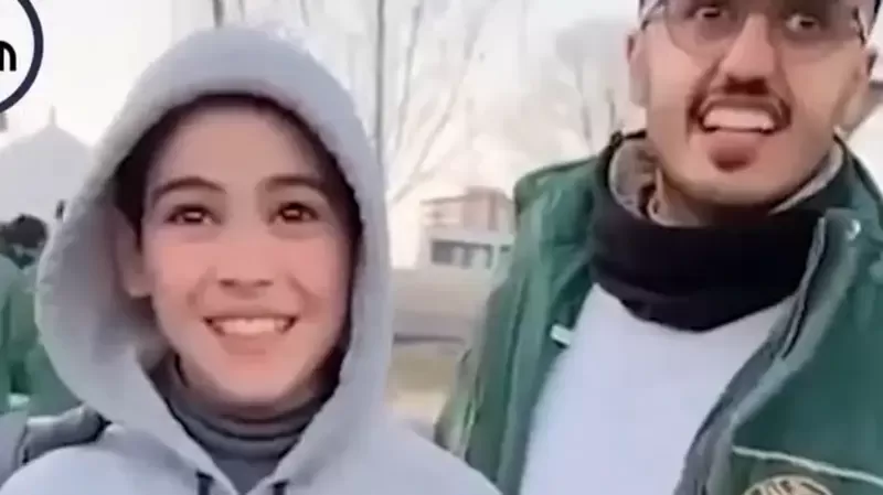 طفل سوري يتصدر التريند بسبب ما فعله مع فريق الإنقاذ السعودي في تركيا