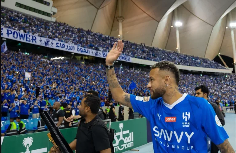 صدمة بين جماهير وإدارة الهلال بسبب ما كشفه طبيب النادي السعودي حول صحة نيمار ولياقته