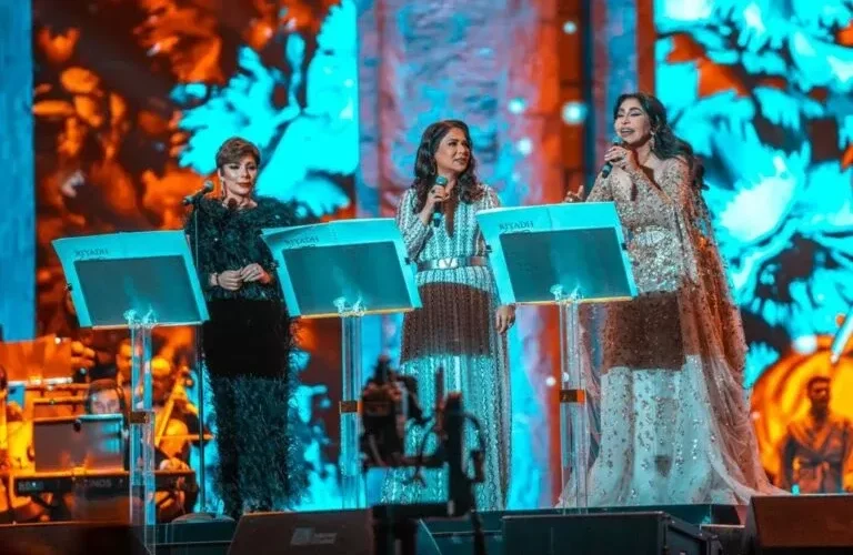 شاهد نوال تمازح أحلام بقرصة في تريو الرياض.. فهل انزعجت أصالة من انسجامهما؟