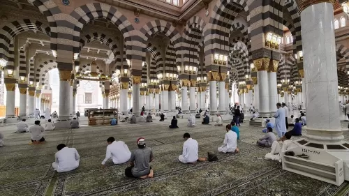 إعفاء مسؤولين سعوديين كبار بسبب “حادثة نادرة” في المسجد النبوي الشريف