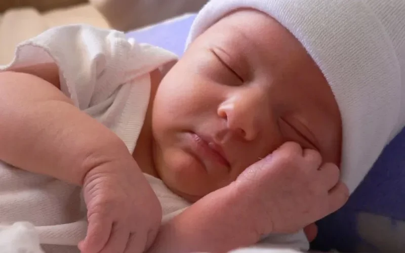 سبحان الله .. لهذا السبب يعيش الجنين إذا خرج في الشهر السابع ويموت فوراً لو وُلد في الثامن!!..