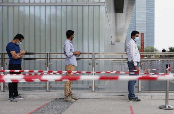 دولة خليجية تنهي عقود 400 وافد وتبقي على حفاري القبور