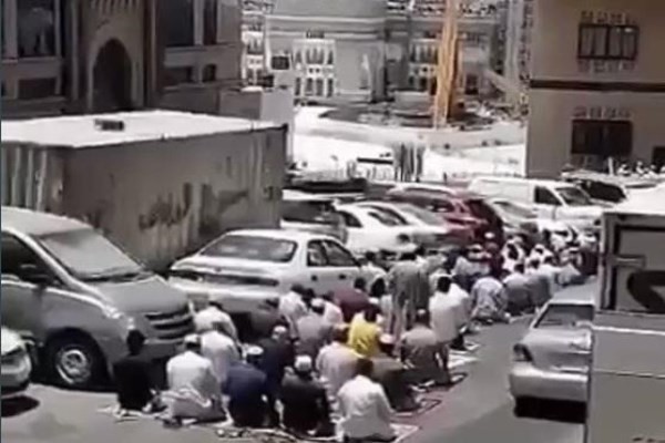 بالفيديو: مصلون يؤدون صلاة الجمعة في أحد الطرق المؤدية للحرم المكي