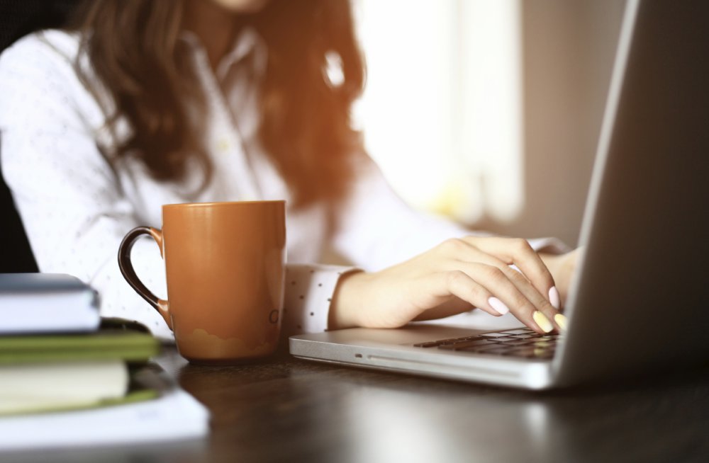 ضعي بعض الكتب تحت الكمبيوتر لتصبح شاشته عند مستوى عينيك