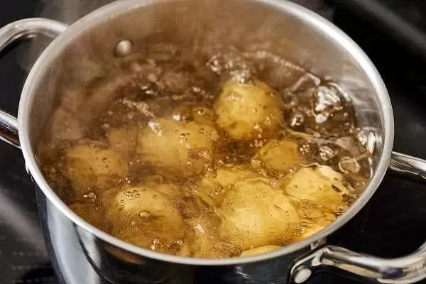 خطأ قاتل اثناء سلق البطاطا يكلفك حياتك