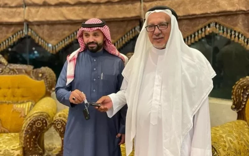 شاهد.. والد زوجة سعودية ينهار بالبكاء بسبب ما فعله زوج ابنته