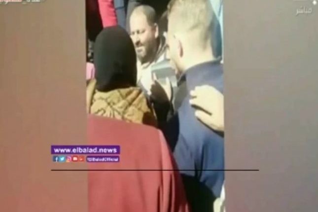 شاهد.. اللقطات الأولى لـ”الأب الفدائي” فور خروجه هو وابنته من تحت عجلات القطار بمصر