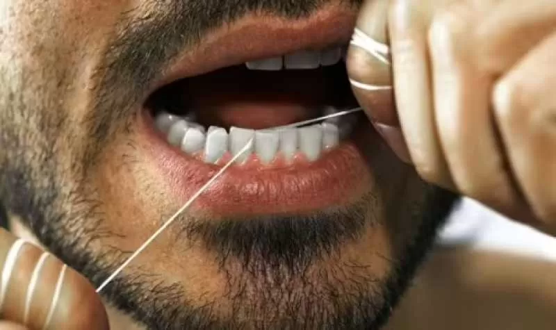 ”لا تخاطر”: ثلاث عادات يجب تجنبها عند تنظيف الأسنان بالخيط – قد تسبب ”ضررًا دائمًا”