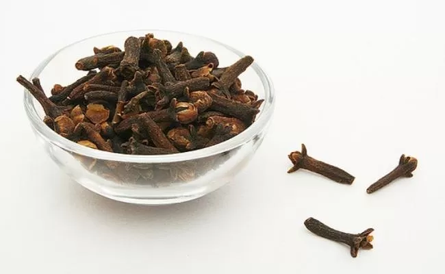 عايزه تجنني جوزك وتبهريه.. جيبي حبة بصل وملعقة قرنفل وتعالي أقلك تستخدميهم ازاي في غرفة النوم وشاهدي المعجزة التي ستغير حياتك!!