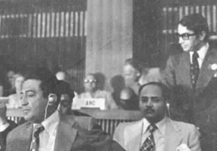 شاهد صورة تأريخية نادرة للرئيس الشهيد إبراهيم الحمدي مع محمد سالم باسندوة في مؤتمر دولي