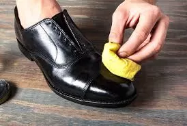 سيعود جديد كأنك اشتريته البارحة.. إليك طرق تنظيف وتلميع الحذاء الأسود