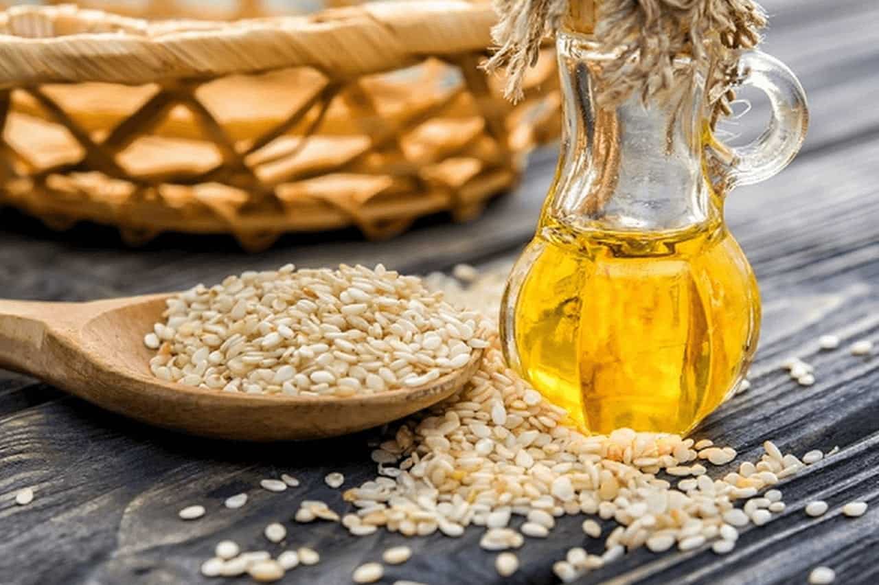 طبقي زيت السمسم على الجلد لتدليك العضلات