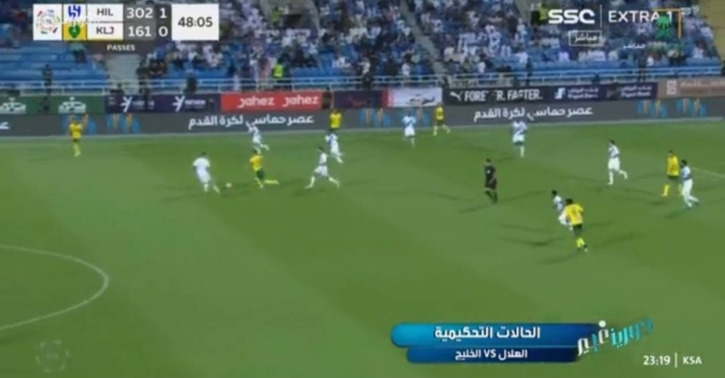 فيديو لخطأ فادح وقع فيه حكم مباراة الهلال والخليج هل يسبب إعادة المباراة؟